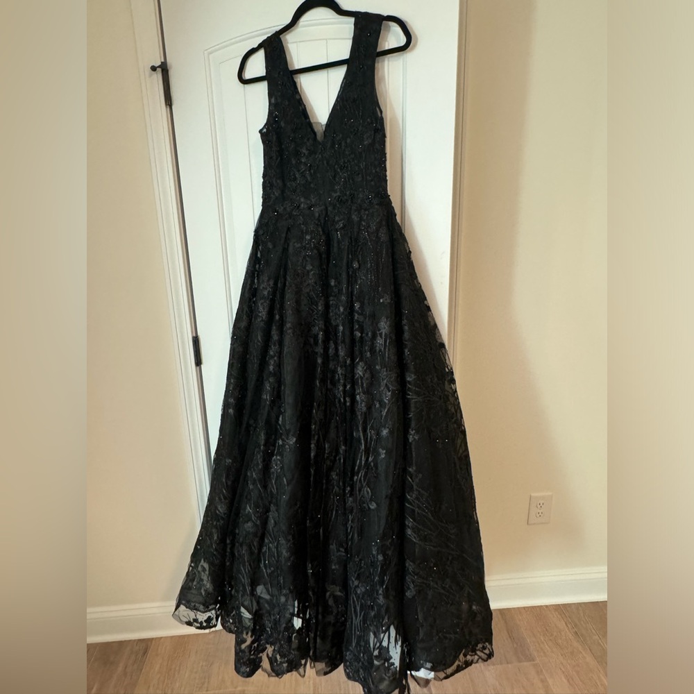 Mac Duggal Black Embroidered V-Neck Sequin Dress Gown Size 6 NWT - Picture 10 of 12